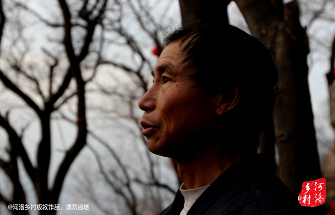 不過老崔對鄰居卻有著十分的不屑，平日里他們的生活，主要是自己種植的蔬菜和野菜，偶爾有山下香客的供奉。而鄰居卻經(jīng)常揀一些驢友丟棄的物品，飲料瓶，塑料紙，或者其它的物品。