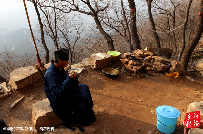 鄰居有時候會拿這些廢品下山，換取一些食物，對于老崔來說，既然出家就該安守清貧，撿破爛換好吃的，不是出家人該做的。他偷偷把鄰居的一大包廢品踢下了山，于是爭吵并且打起了架。