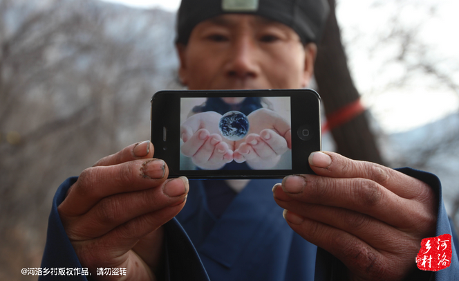 老崔雖然在山上修行，可是家里還有六個兄弟姐妹，家里人來找過他，他認(rèn)為打工太累了，還需要受氣，不如山中修行自在。通過山下的香客，他花了800塊錢買了一個蘋果手機(jī)，這是他在山上最奢侈的一次購物。老崔有些心疼，他說那個香客不應(yīng)該收他錢才對。