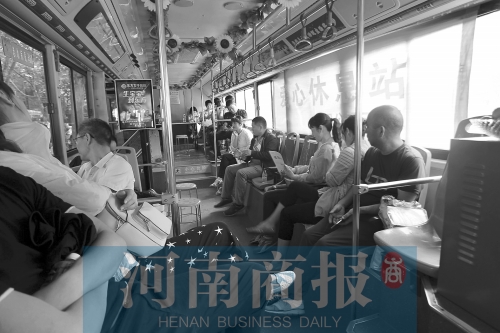 高考家長坐公交“討彩頭” 網(wǎng)友提醒：“別坐985路” 為啥？