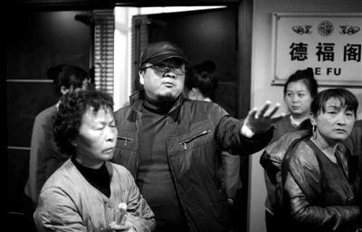 昨日，在河北香河天下第一城，相關(guān)負(fù)責(zé)人（左二）走出會(huì)議室與參加演出的老人們溝通。