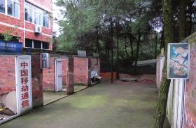 緊挨鐵山坪基地，有一條“迷你”街道，雖然簡(jiǎn)陋，但尚未拆去的店鋪名稱顯出了曾經(jīng)的“繁華”。組圖/記者倪志剛