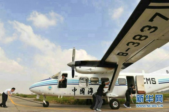 資料圖：中國海監(jiān)東海航空支隊舟山基地工作人員正在進行運-12飛機備航。