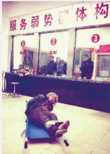 1月7日23點(diǎn)50分，長沙市救助管理站大廳，一名老年流浪者躺在擔(dān)架上，無助地看著記者。