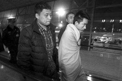 昨日，首都機場，跨國綁架勒索團伙首犯中國籍男子奚某被押解回國。新京報記者 尹亞飛 攝