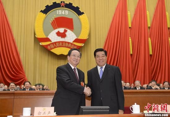 3月11日下午，全國政協(xié)十二屆一次會議在北京人民大會堂舉行第四次全體會議，俞正聲當(dāng)選政協(xié)第十二屆全國委員會主席。圖為政協(xié)第十一屆全國委員會主席賈慶林和俞正聲握手，表示祝賀。中新社發(fā) 廖攀 攝