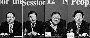 昨天，國(guó)務(wù)院深化醫(yī)藥衛(wèi)生體制改革領(lǐng)導(dǎo)小組辦公室負(fù)責(zé)人王保安、孫志剛、馬曉偉、胡曉義（從左至右）就“醫(yī)藥衛(wèi)生體制改革”有關(guān)問(wèn)題回答記者提問(wèn)。記者王鵬/攝