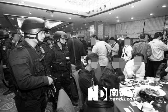 手持微沖、身穿防彈背心的警員進(jìn)入酒樓進(jìn)行調(diào)查。深圳警方供圖