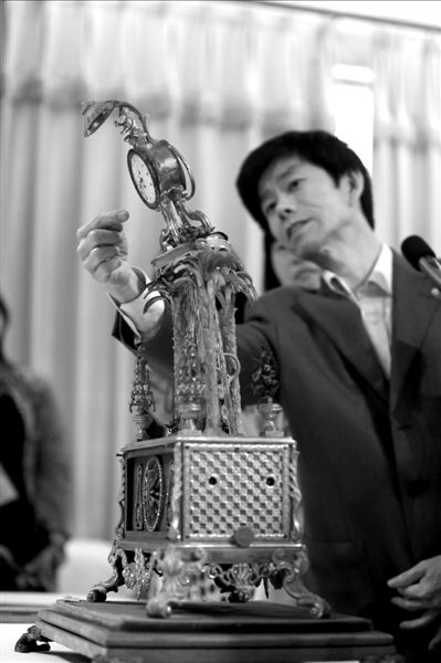 昨天，故宮文物修復專家向記者介紹“人打鐘”的損壞情況。圖/CFP