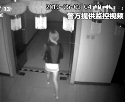 監(jiān)控視頻中，女子獨(dú)自走向墜樓處。 央視視頻截圖