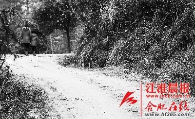 2月21日，媽媽帶著小雪離開(kāi)了村子。 晨報(bào)記者 高博 攝