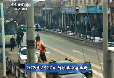 2009年2月27日，一名僧侶在阿壩縣洽唐西街自焚。本版圖片/央視截圖