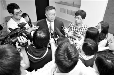 6月5日，商務(wù)部新聞辦公室召開(kāi)“中歐光伏產(chǎn)品貿(mào)易摩擦”專(zhuān)題發(fā)布會(huì)。發(fā)布會(huì)結(jié)束后，中國(guó)機(jī)電產(chǎn)品進(jìn)出口商會(huì)會(huì)長(zhǎng)張鈺晶接受記者采訪。新京報(bào)記者