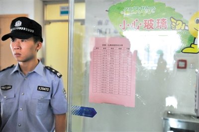 前日，廈門市解放軍174醫(yī)院重癥醫(yī)學(xué)科門口貼著在該醫(yī)院接受治療的受傷人員名單。 新華社記者 陳曄華