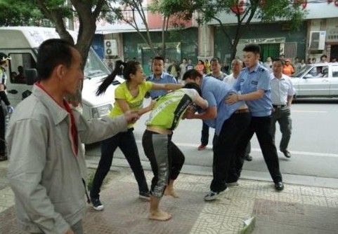 　圖為5月31日，延安城管隊(duì)員暴力執(zhí)法場面。