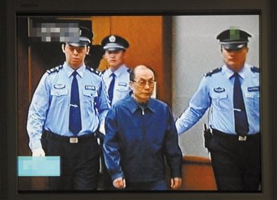 6月9日，劉志軍被帶入法庭。當日，北京市二中院開庭審理原鐵道部部長劉志軍受賄、濫用職權(quán)案。新華社記者 公磊 攝