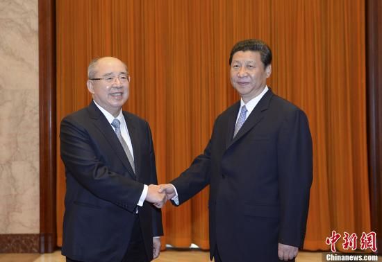 中共中央總書記習近平13日下午在北京人民大會堂會見了中國國民黨榮譽主席吳伯雄率領的國民黨大陸訪問團一行。中新社發(fā) 廖攀 攝