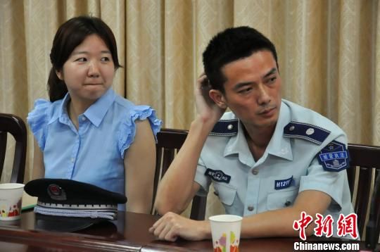 圖為參與“體驗式執(zhí)法”的兩名城管隊員?！埱邸z
