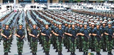 6月29日，新疆武警部隊(duì)反恐維穩(wěn)誓師大會在烏魯木齊市人民廣場舉行。據(jù)《新疆日報》