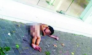 大熱天，小女孩赤身躺在馬路上