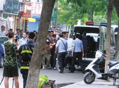 女童安全獲救后，嫌疑人被制服并由民警押出餐館。新華社發(fā)