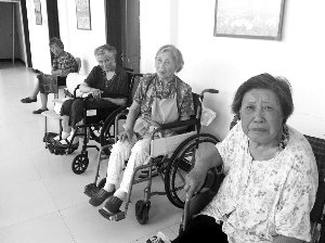 13個(gè)老人中，年齡最大的已經(jīng)99歲