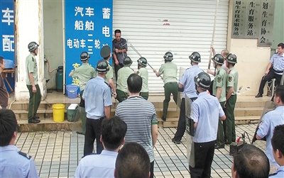 昨日，警方趕到現(xiàn)場制服嫌疑人何某。