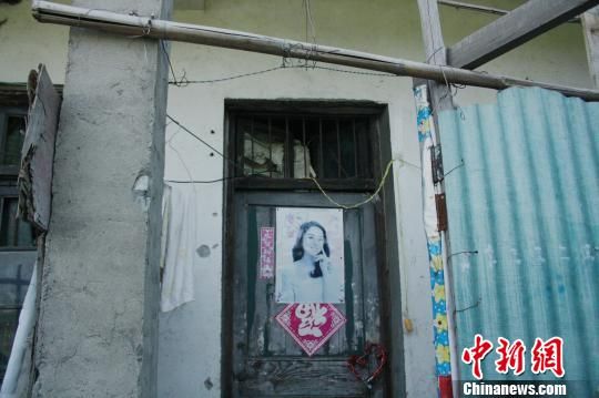 圖為嫌犯租住的民房，當天受害人即攀在門上的窗口對外呼救。 吳佳蔚 攝
