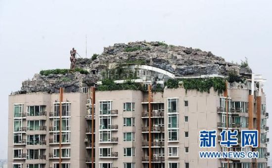 位于北京市海淀區(qū)白石橋路45號(hào)人濟(jì)山莊小區(qū)B棟樓頂?shù)募偕絼e墅（8月12日攝）。