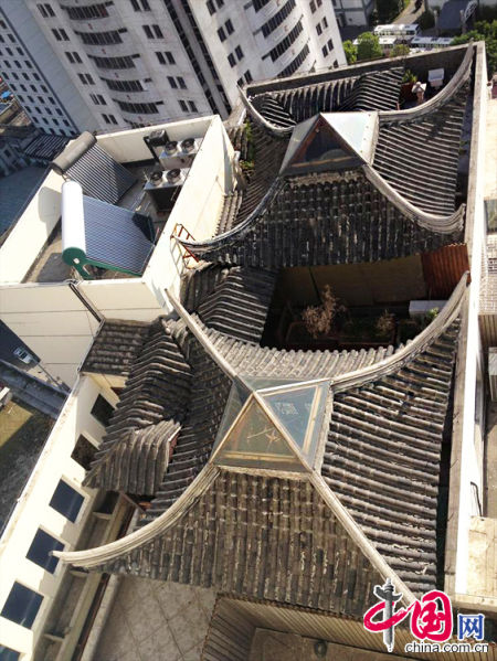 2013年8月14日，江蘇蘇州蘇州市三香大廈高樓18層樓頂東側(cè)陽臺上的“蘇州園林”式別墅，兩座涼亭和兩道回廊，飛檐翹角，一派蘇州園林的氣勢。中國網(wǎng)圖片庫李俊鋒攝影