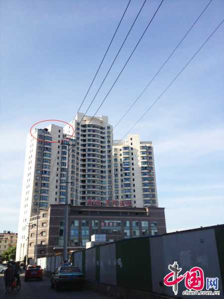 2013年8月14日，江蘇蘇州蘇州市三香大廈高樓18層樓頂東側(cè)陽臺上的“蘇州園林”式別墅，兩座涼亭和兩道回廊，飛檐翹角，一派蘇州園林的氣勢。中國網(wǎng)圖片庫李俊鋒攝影