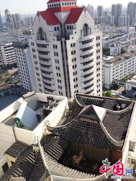 2013年8月14日，江蘇蘇州蘇州市三香大廈高樓18層樓頂東側(cè)陽臺上的“蘇州園林”式別墅，兩座涼亭和兩道回廊，飛檐翹角，一派蘇州園林的氣勢。中國網(wǎng)圖片庫李俊鋒攝影