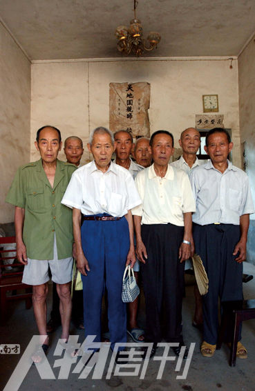 2003年5月，湖南攸縣農(nóng)村的8位志愿軍老兵。10年后回訪時(shí)，其中6人已悄然逝去