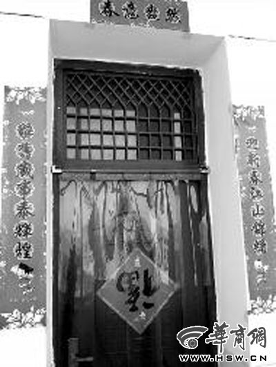 昨日中午，張某辦公室大門(mén)緊閉。