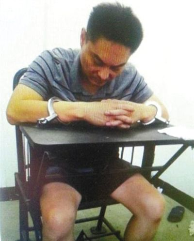 韓磊被控制時(shí)接受警方訊問。本組圖片為視頻截圖