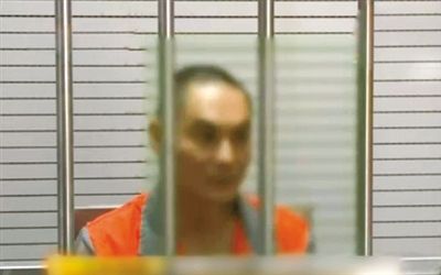 涉嫌窩藏罪的李明在接受訊問。