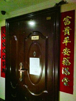 拆除公告昨天仍貼在2605號(hào)大門(mén)上。