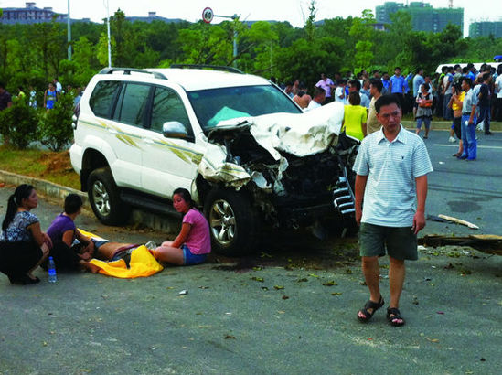 事發(fā)現(xiàn)場，肇事車輛車頭嚴重損毀，旁邊有人當場死亡