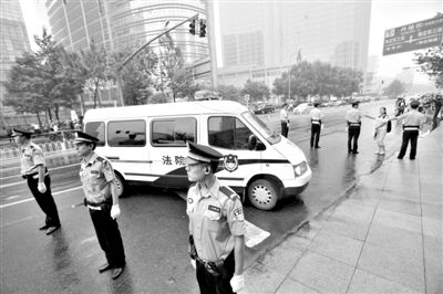 　　昨日早上,押解李某某的車隊(duì)開進(jìn)法院。當(dāng)日,李某某等5人涉嫌強(qiáng)奸案在海淀法院不公開審理。本版攝影/新京報(bào)記者 王貴彬