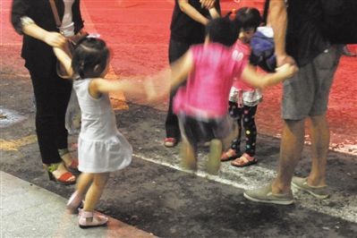 2012年8月1日晚，北京兒童醫(yī)院，三個來自廊坊的小女孩在玩耍，她們都被幼兒園老板性侵害。本版攝影/新京報(bào)記者 尹亞飛