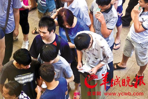 挎腰包的“黃?！狈职l(fā)一輪“任務(wù)”后，自己也開始整理“炒號(hào)”簽條