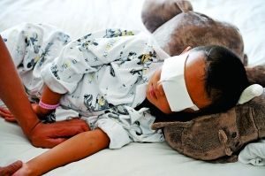 9月2日，小斌斌在病床上休息。山西省眼科醫(yī)院院長(zhǎng)賈亞丁介紹，醫(yī)院安排心理專家對(duì)患兒及家屬進(jìn)行心理治療。