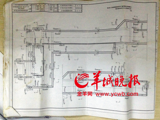 舉報(bào)人洪先生稱(chēng)，里面標(biāo)注“100”（圖紙默認(rèn)單位為毫米）的地方，均按照13厘米的鋼筋間距施工