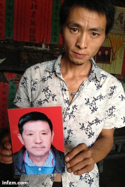 程興貴的兒子程正鵬拿著父親的遺照。程興貴自殺后，政府補(bǔ)償程家6000多塊錢，并終于認(rèn)定了程興貴的代課教齡。 (南方周末記者雷磊/圖)