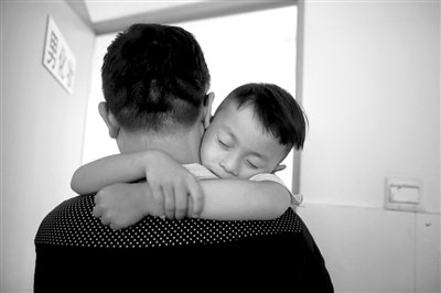 9月6日，“鷹爸”抱著多多去化妝間，準備錄制節(jié)目。