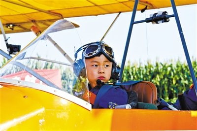 8月31日，5歲半“裸跑弟”從河北固安駕駛飛機飛越北京野生動物園。圖/CFP