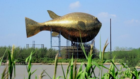 昨天，揚中市西沙島，正在施工的河豚塔金光閃閃