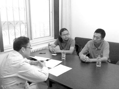 9月13日下午，雷闖(中)與父親在國家衛(wèi)計委遞交建議信，與衛(wèi)計委工作人員交流?！±钻J供圖