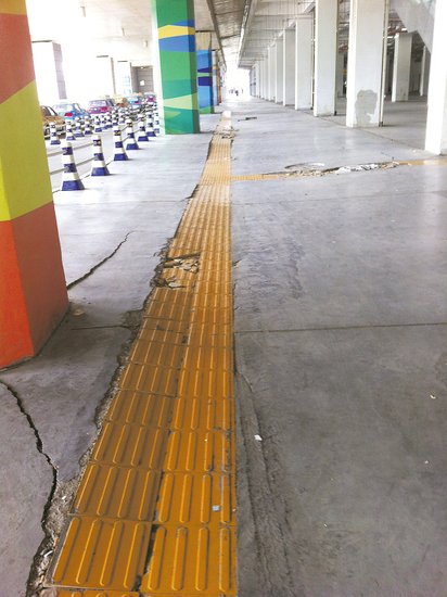 在溫嶺火車站架空層，由于沉降產(chǎn)生的裂縫到處可見。