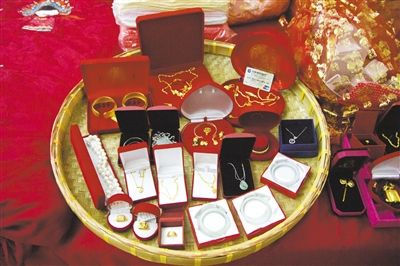 10月1日，王小姐在廣東汕頭舉行婚禮，她的彩禮包括3個(gè)玉鐲、多個(gè)金戒指及一張銀行卡。新京報(bào)記者 吳振鵬 攝